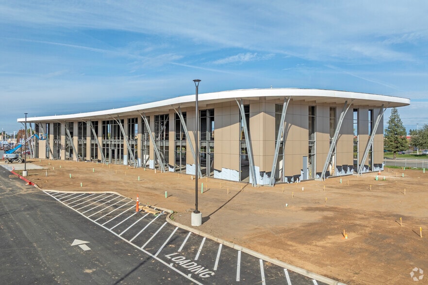 More Photos Of 700 W Herndon Ave, Clovis Unknown For Lease