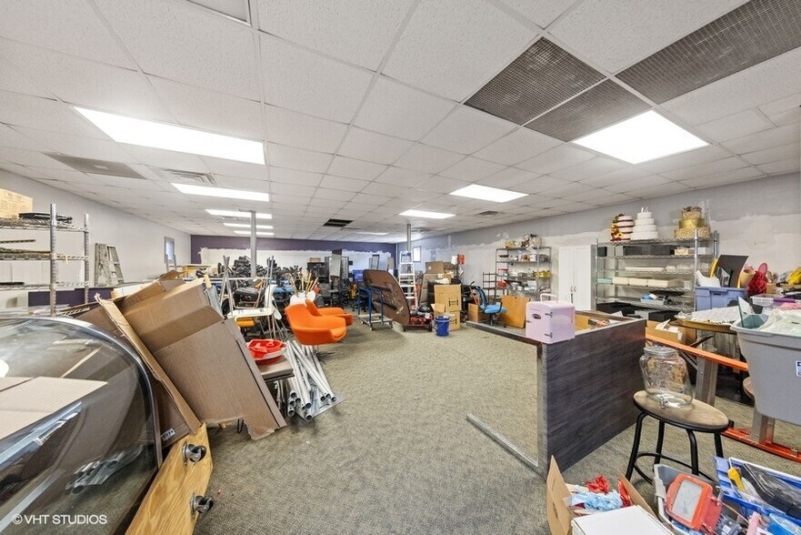 More Photos Of 800 W Broadway St, Bradley General Retail For Sale