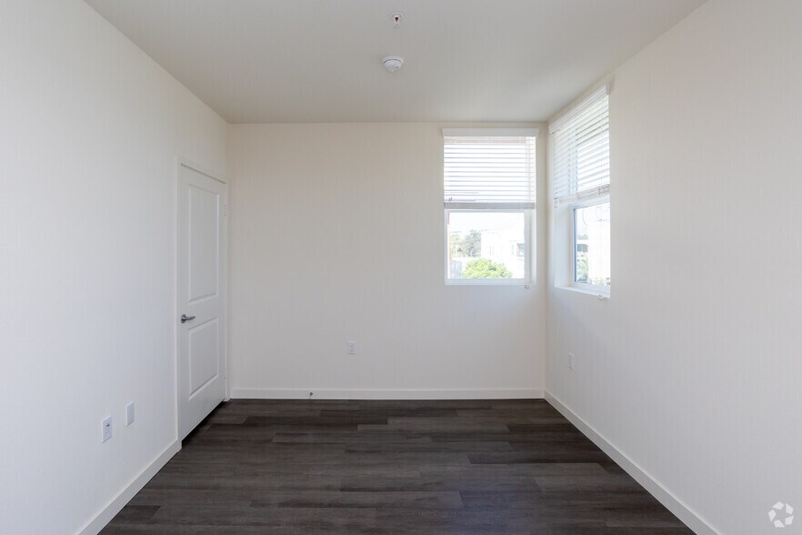 More Photos Of 10555 Bloomfield St, Toluca Lake Apartments For Sale