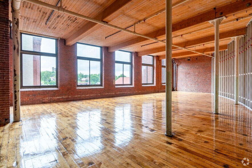 More Photos Of 4 Open Square Way, Holyoke Showroom For Lease