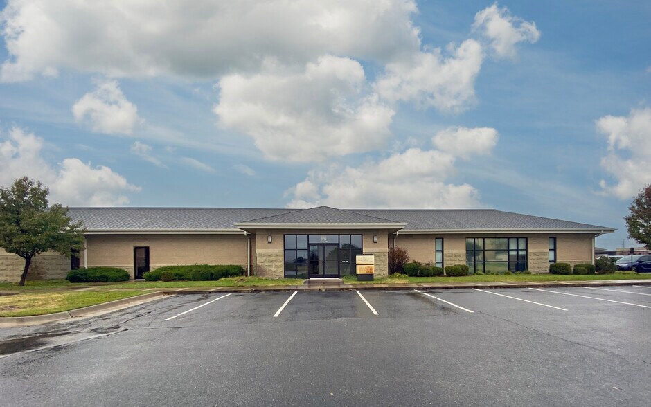 More Photos Of 3730 N Ridge Rd, Wichita Medical For Lease