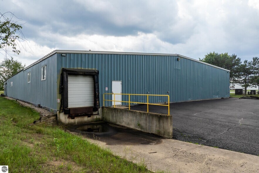 More Photos Of 910 Industrial Dr, Mount Pleasant Warehouse For Sale