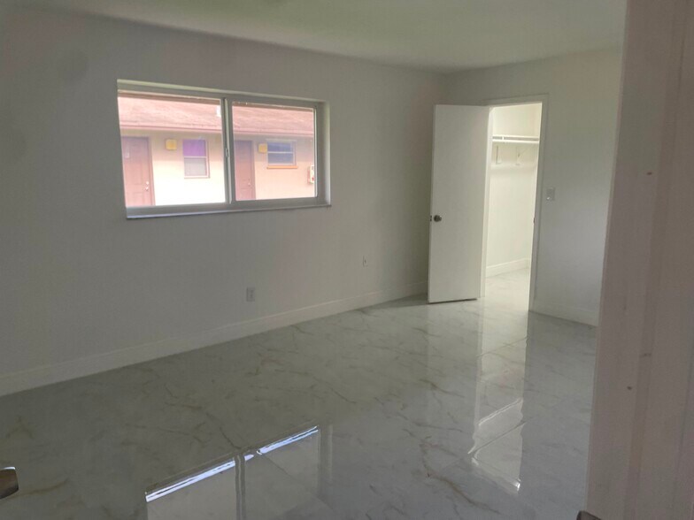 More Photos Of 5923 Pierce St, Hollywood Multifamily For Sale