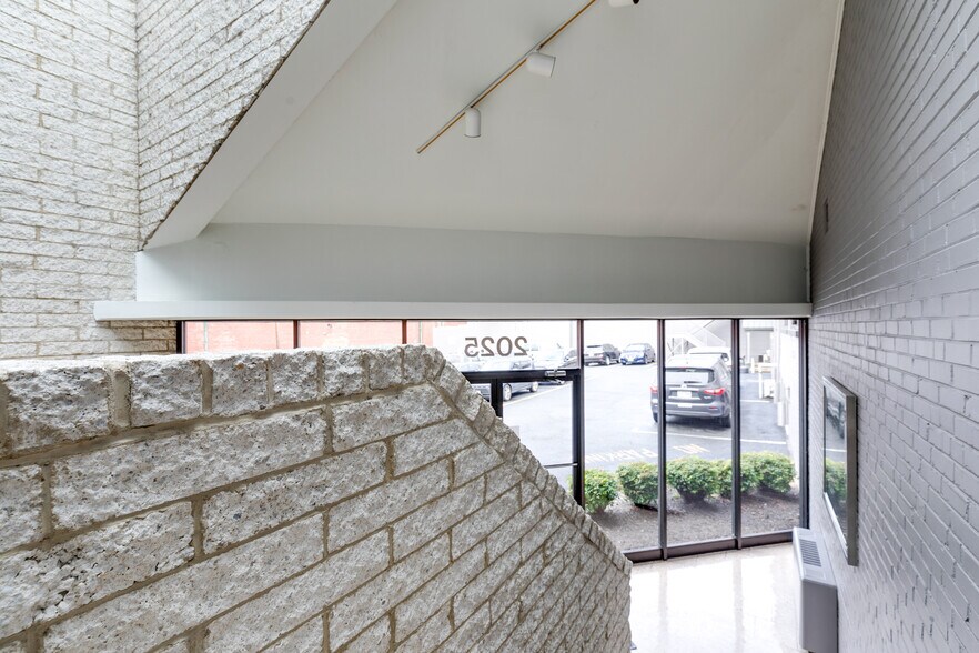 More Photos Of 2025 E Main St, Richmond Office For Lease