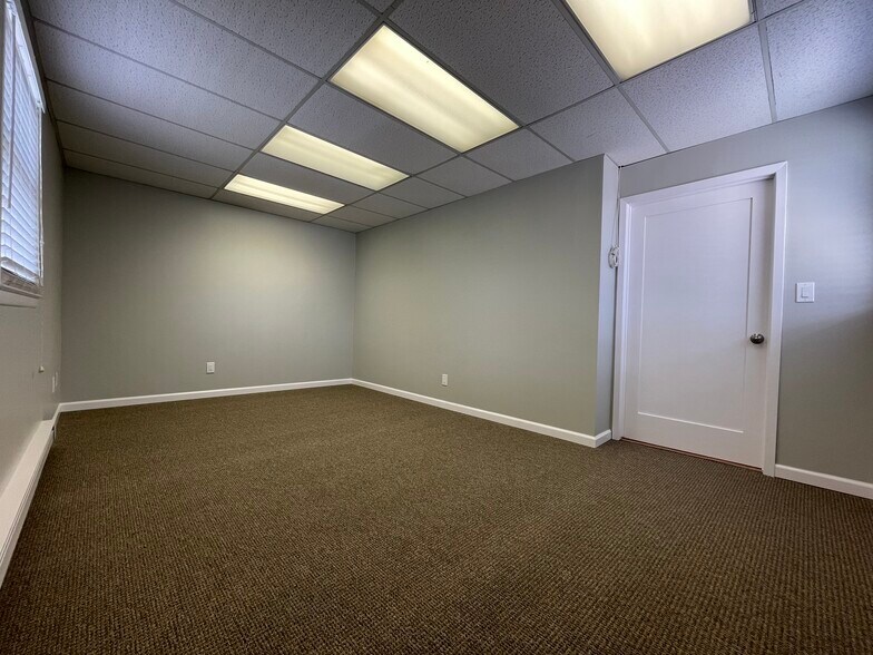 More Photos Of 2504 Grand Ave, Baldwin Office For Lease
