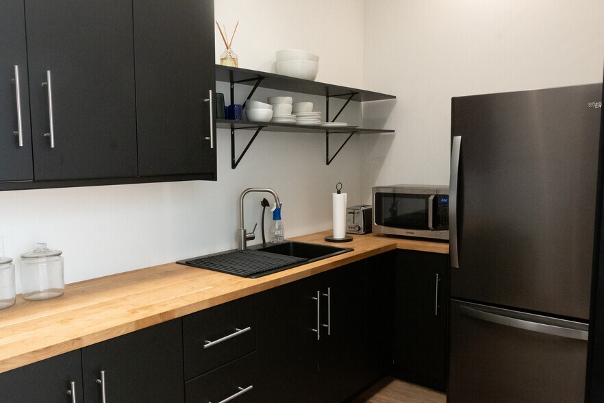 More Photos Of 58 Windward Ave, Venice Storefront Retail Office For Lease
