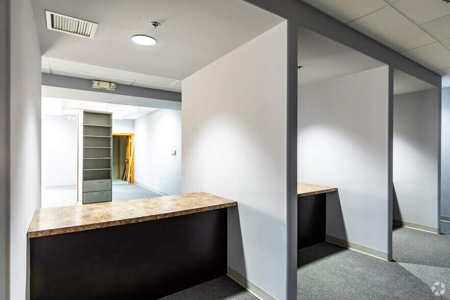 More Photos Of 1452 Merchant Dr, Algonquin Medical For Sale