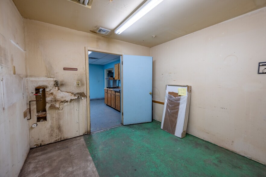 More Photos Of 115 W Burleson St, Wharton Restaurant For Sale