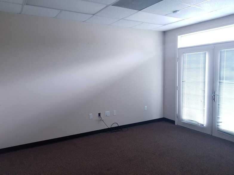 More Photos Of 124 E Miracle Strip Pky, Mary Esther Office For Lease