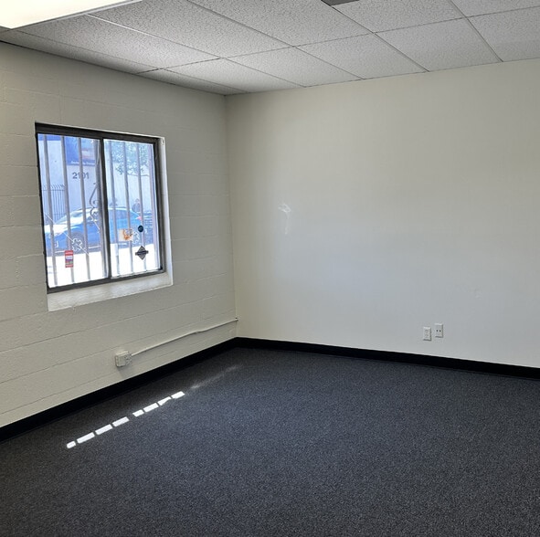 More Photos Of 2100 Floyd St, Burbank Warehouse For Lease