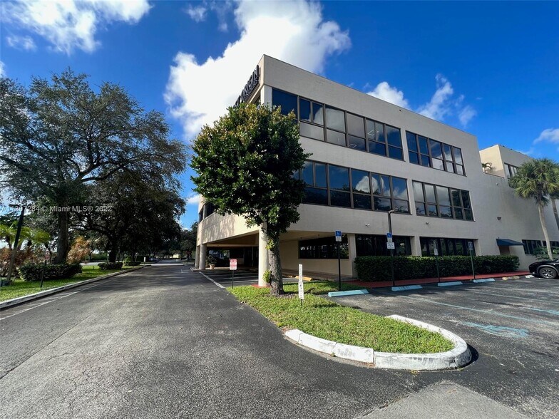 More Photos Of 14100 Palmetto Frontage Rd, Miami Lakes Office Residential For Lease