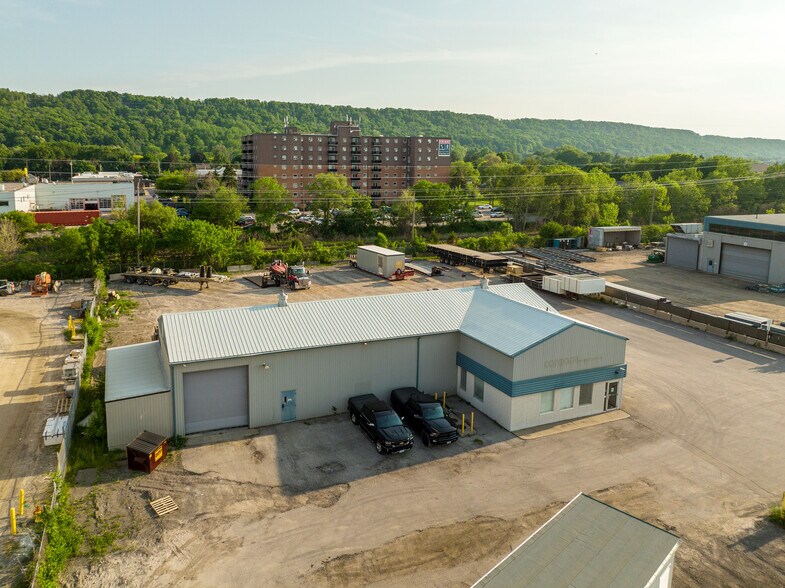 More Photos Of 115 S Service Rd W, Grimsby Manufacturing For Lease