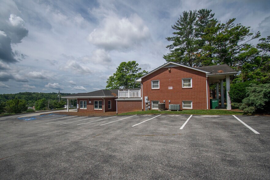 More Photos Of 1201 Elm St, Christiansburg Office For Sale