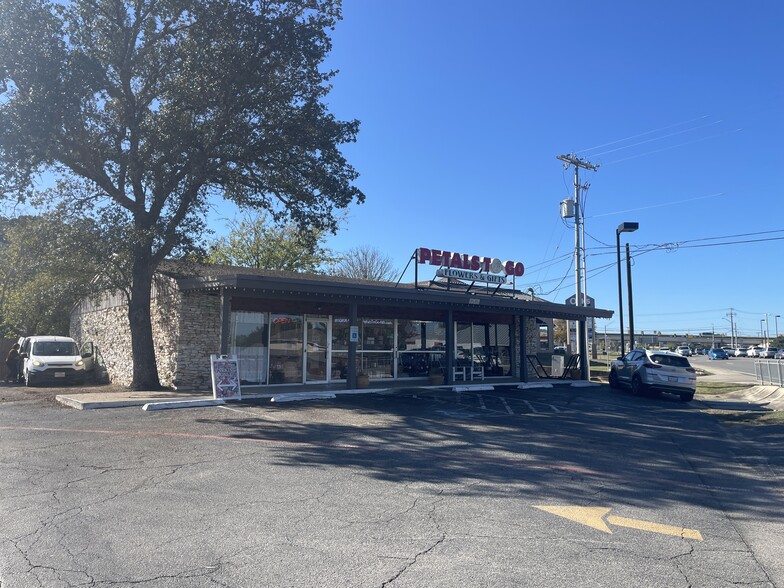 More Photos Of 1515 N Walnut Ave, New Braunfels Freestanding For Lease