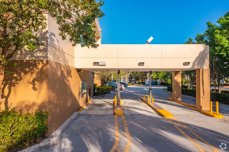 More Photos Of 1625 N Commerce Pky, Weston Medical For Lease