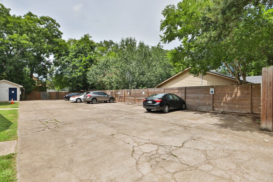 More Photos Of 1312 W Adoue St, Alvin Apartments For Sale