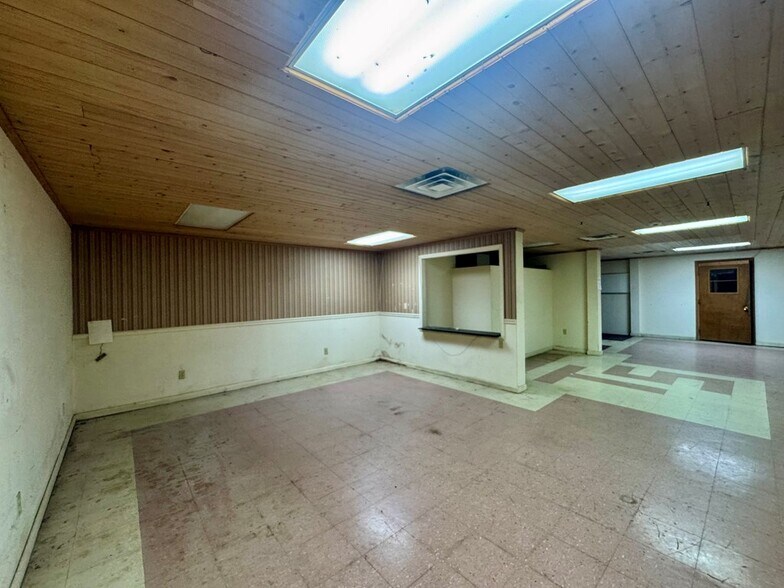 More Photos Of 868 State Route 3 and 12, Hinton Flex For Sale