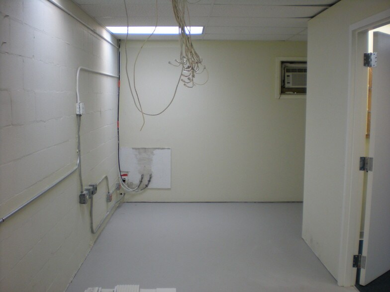 More Photos Of 6808-6832 Hanging Moss Rd, Orlando Showroom For Lease