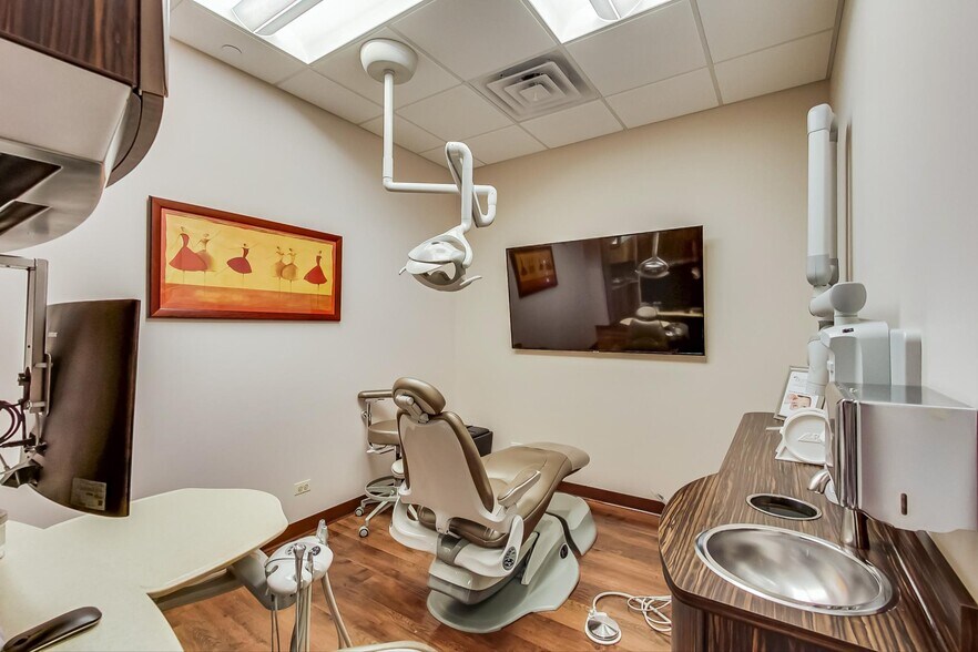 More Photos Of 1421-1431 McHenry Rd, Buffalo Grove Office For Sale