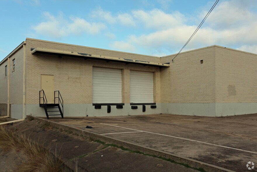 More Photos Of 2970-2990 Congressman Ln, Dallas Distribution For Lease