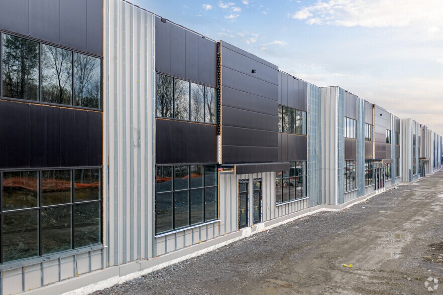 More Photos Of 100 Blvd Jean-Baptiste-Rolland O, Saint-jerome Unknown For Lease