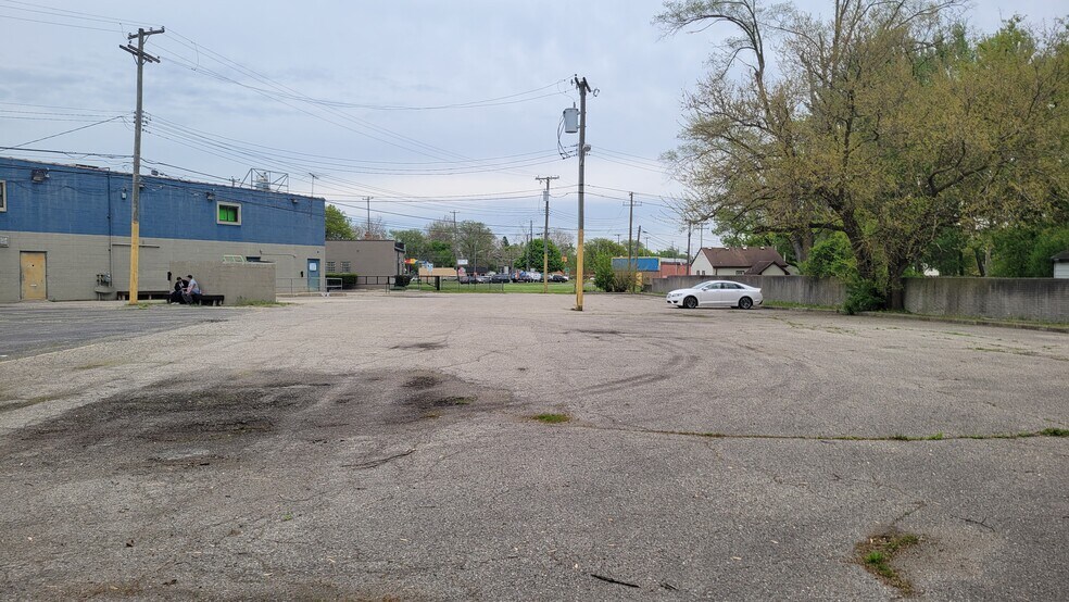 More Photos Of 27531 Grand River St, Livonia General Retail For Sale