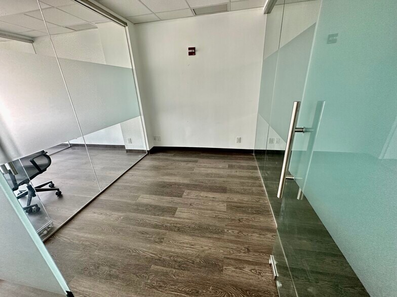 More Photos Of 13668 Roosevelt Ave, Flushing Office Residential For Lease