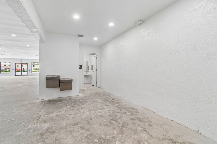 More Photos Of 1956 Kingsley Ave, Orange Park General Retail For Sale