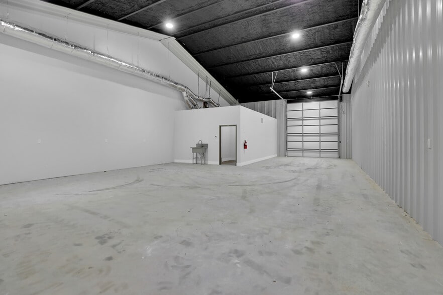 More Photos Of 14596 US Highway 75, Van Alstyne Flex For Lease