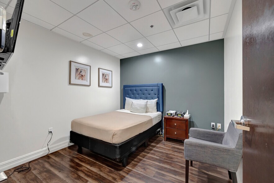 More Photos Of 5701 W Charleston Blvd, Las Vegas Medical For Sale