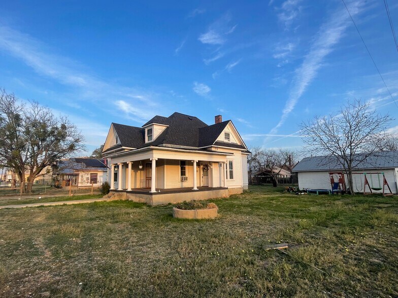 More Photos Of 215 W Main St, Lometa Specialty For Sale
