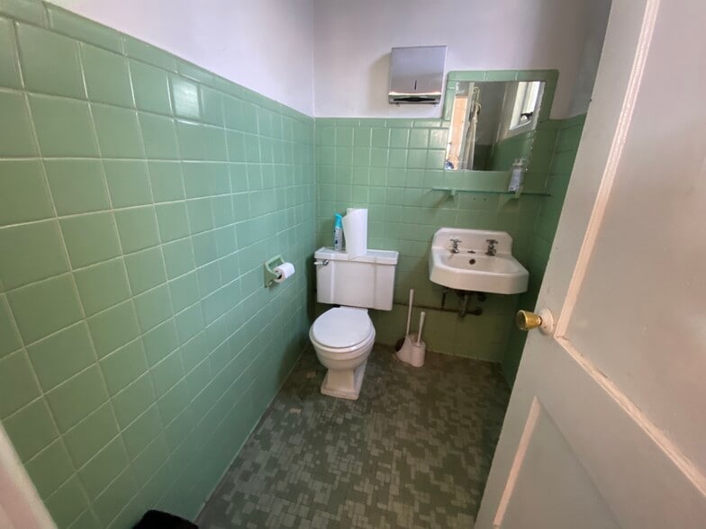 More Photos Of 320 N Federal Blvd, Riverton Auto Repair For Sale