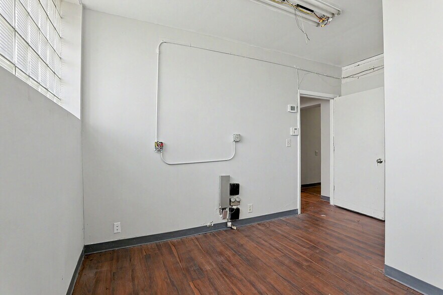 More Photos Of 1601 N State St, Augusta Office For Sale