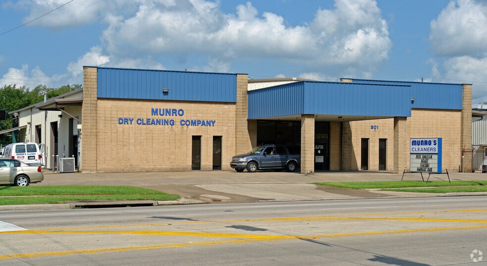 Primary Photo Of 301 Ml King Jr Pky, Beaumont Service For Sale