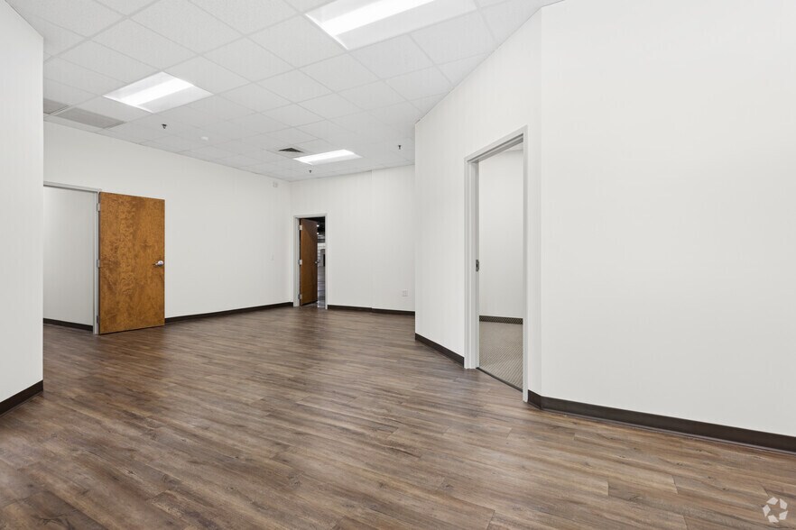 More Photos Of 6348 Burnt Poplar Rd, Greensboro Warehouse For Lease