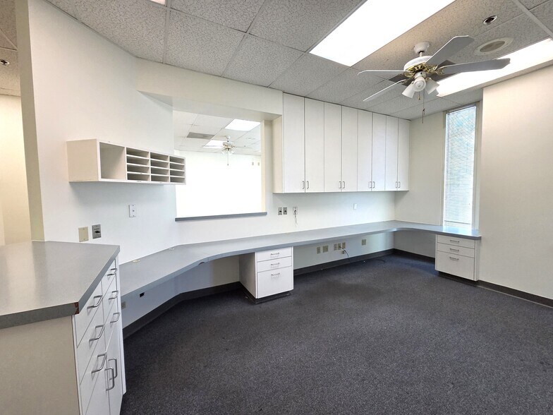 More Photos Of 300 Old River Rd, Bakersfield Medical For Lease
