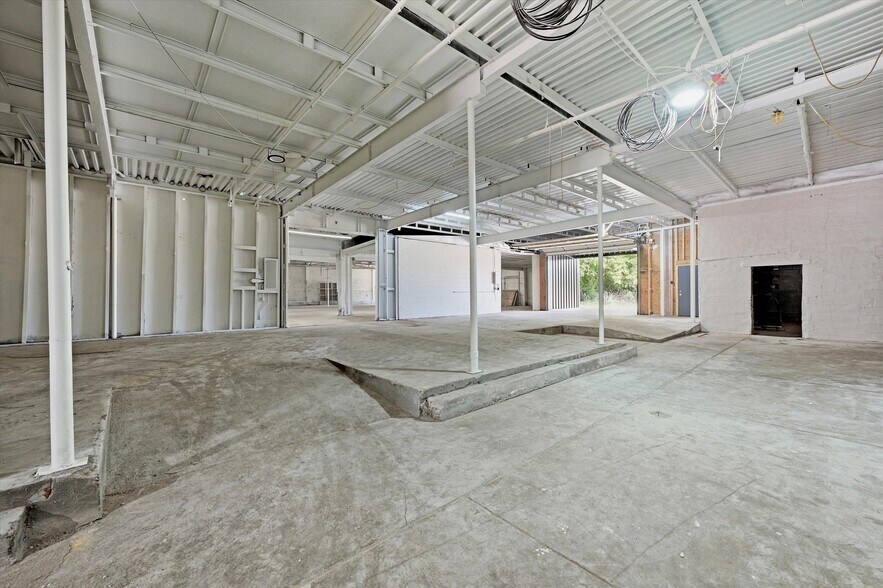 More Photos Of 613 S Armstrong Ave, Denison Warehouse For Sale