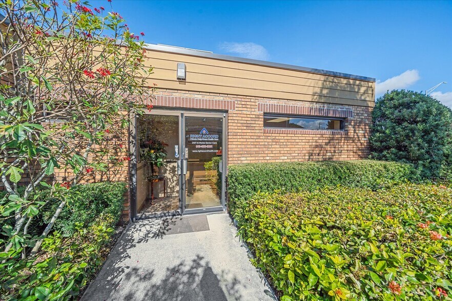 More Photos Of 1872 Tamiami Trl S, Venice Office For Sale