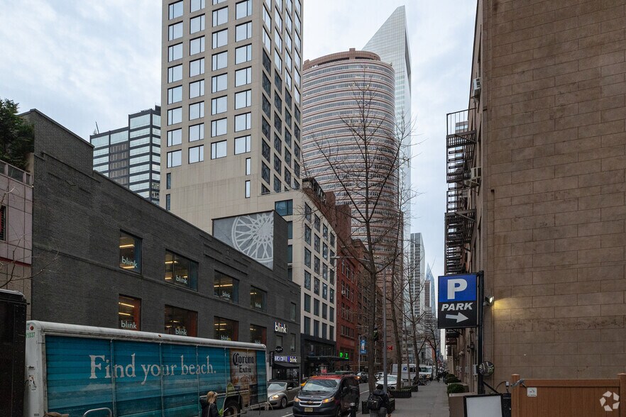 More Photos Of 885 Third Ave, New York Office For Lease