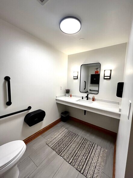 More Photos Of 613 W Briar Pl, Chicago Storefront For Lease