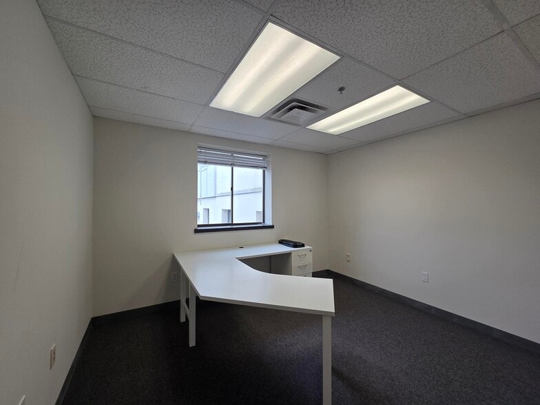 More Photos Of 2-100 Tower Office Park, Woburn Showroom For Lease