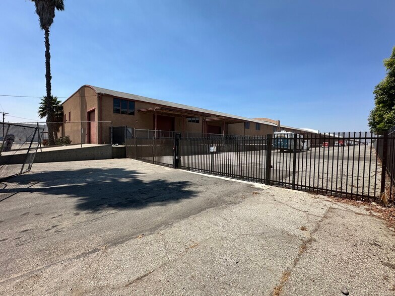 More Photos Of 5600 Rickenbacker Rd, Bell Warehouse For Lease