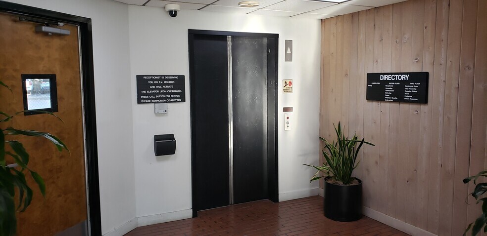 More Photos Of 7033 Owensmouth Ave, Canoga Park Office For Lease