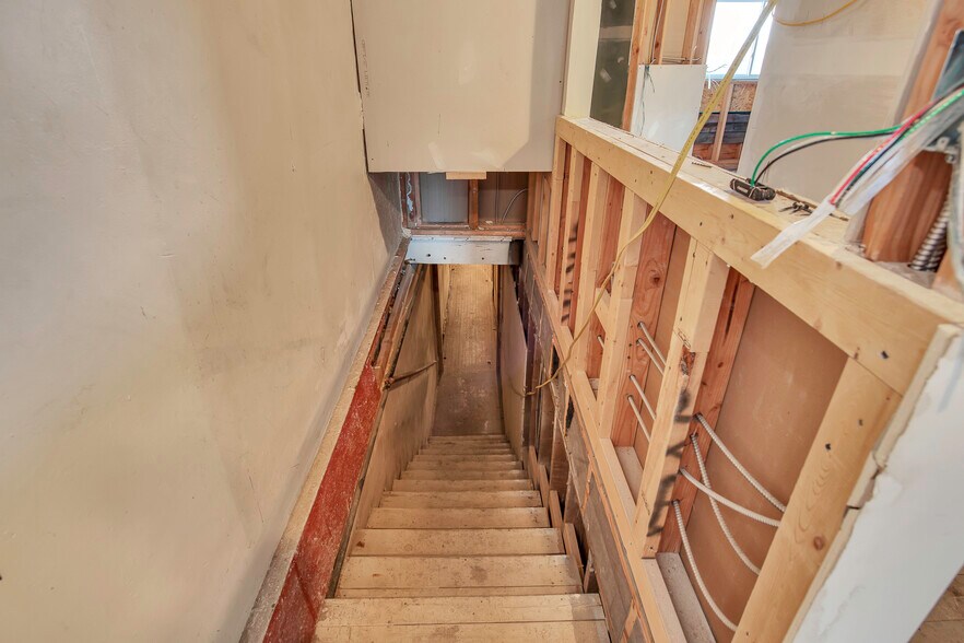 More Photos Of 6 N Saginaw St, Pontiac Storefront Retail Residential For Sale