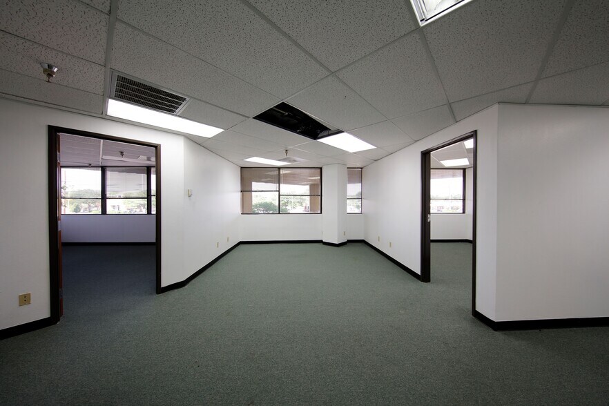 More Photos Of 9800 N Lamar Blvd, Austin Office For Lease