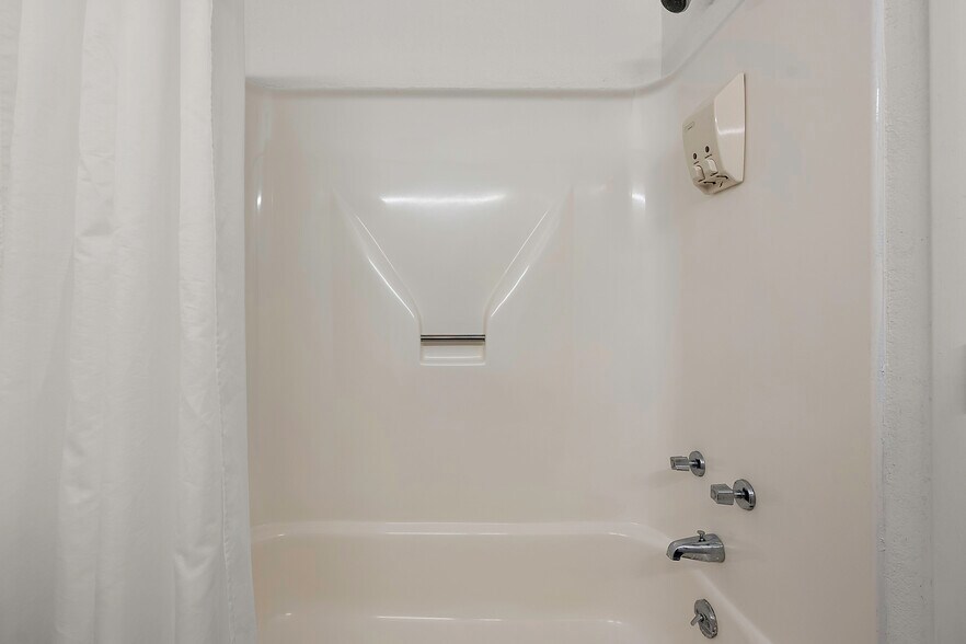 More Photos Of 700 Norris Harbor Dr, Crisfield Hotel For Sale