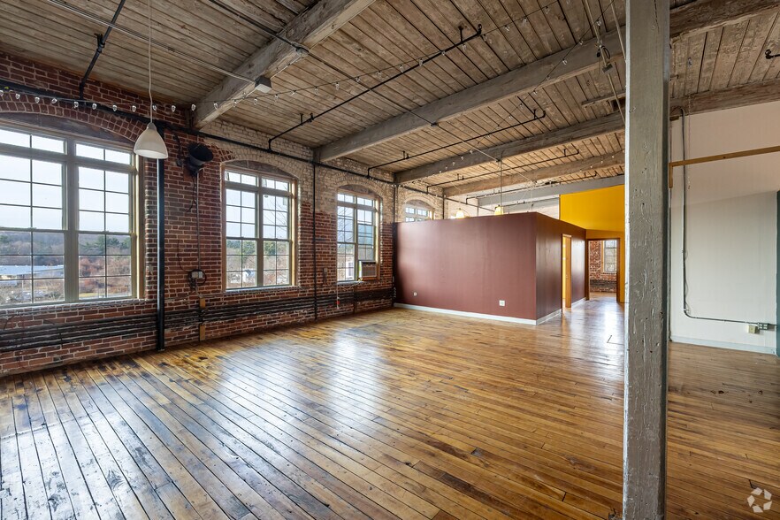 More Photos Of 221 Pine St, Florence Showroom For Lease