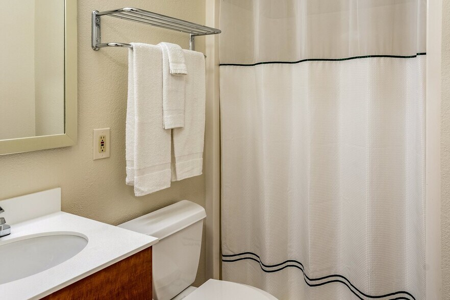 More Photos Of 520 Harlow Rd, Springfield Hotel For Sale