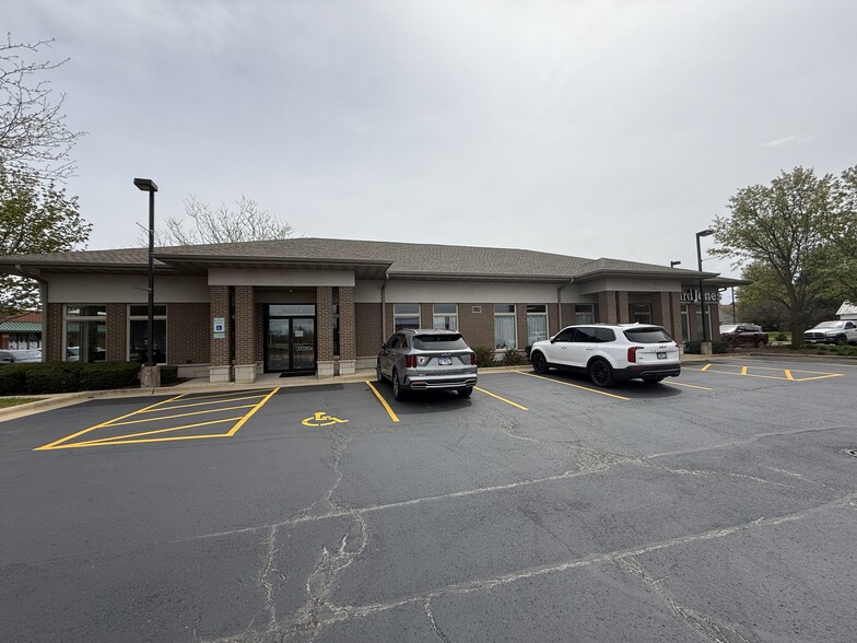 More Photos Of 608 E Veterans Pky, Yorkville Medical For Sale