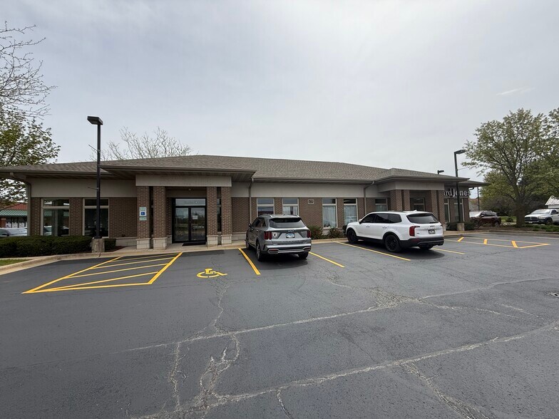 More Photos Of 608 E Veterans Pky, Yorkville Medical For Lease